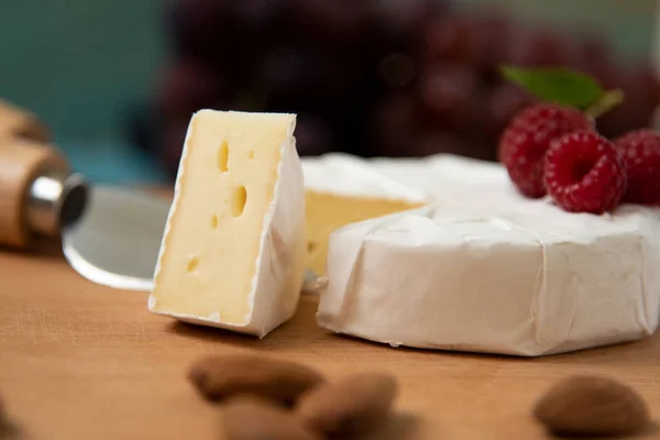 Camembert de queijo com framboesas e nozes, melange — Fotografia de Stock