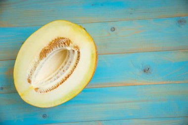 rustik, mavi ahşap arka plan üzerinde yarım olgunlaşmış kavun