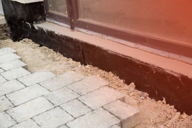 House foundation tar sprey ile su yalıtımı