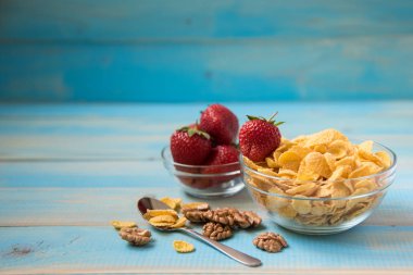 Ceviz ve cam kase çilek ile lezzetli mısır gevreği