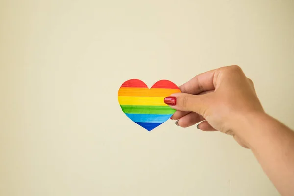 Concepto LGBT para mujer de la mano sosteniendo el corazón colores del arco iris. lgbt — Foto de Stock