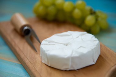 camembert peyniri ve üzüm için bir çatal ile