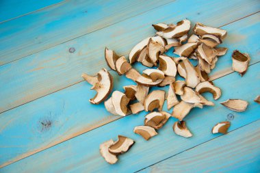 eski ahşap mavi zemin üzerine Kurutulmuş mantar