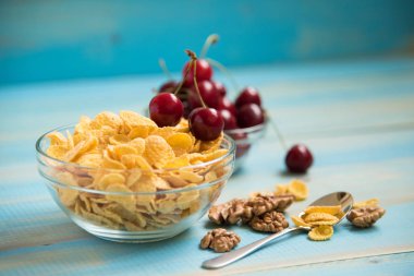 Cevizli cam kase lezzetli mısır gevreği