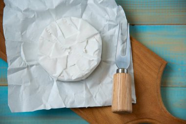 Camembert veya brie mavi ahşap arka plan üzerinde peynir