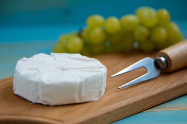 camembert peyniri ve üzüm için bir çatal ile
