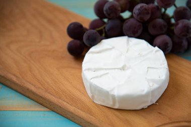camembert peyniri ve üzüm için bir çatal ile