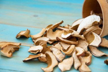 Kurutulmuş mantar, mavi ahşap bir masa üzerinde