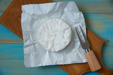 Camembert veya brie mavi ahşap arka plan üzerinde peynir