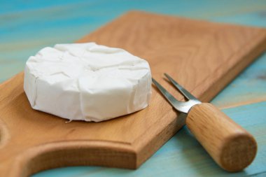 Camembert veya brie mavi ahşap arka plan üzerinde peynir