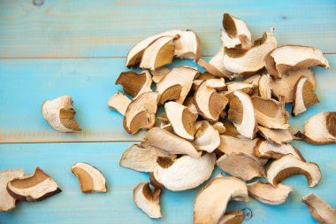 Kurutulmuş mantar, mavi ahşap bir masa üzerinde