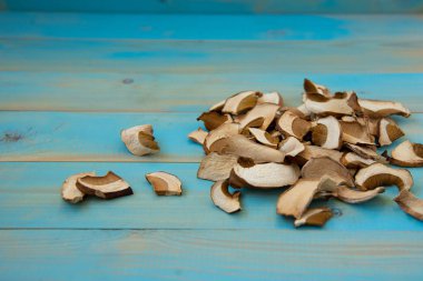 Kurutulmuş mantar, mavi ahşap bir masa üzerinde