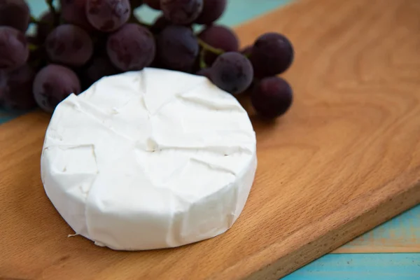 Sýr camembert s vidlicí pro sýr a hroznů — Stock fotografie