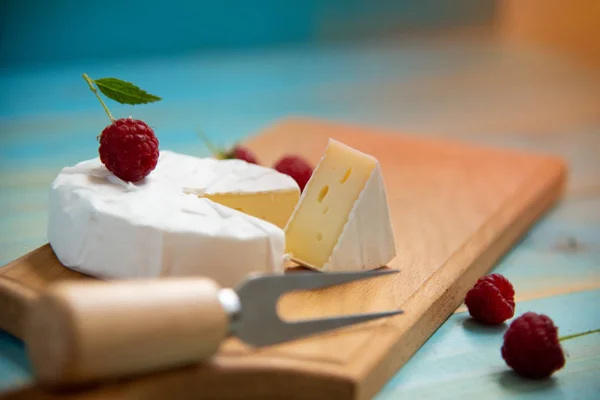 Сыр камамбер с вилкой для сыра и винограда — стоковое фото