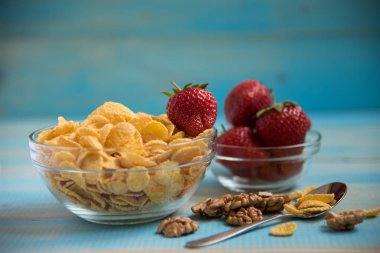 Cevizli cam kase lezzetli mısır gevreği