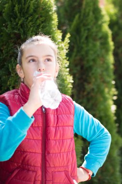 Güzel kız içme su içinde açık koşu yaptıktan sonra