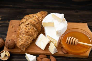 dilim peynir brie veya camembert kruvasan ile