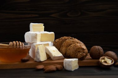 dilim peynir brie veya camembert kruvasan ile