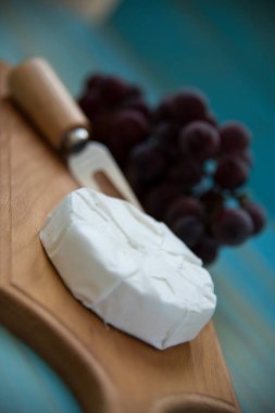 Brie veya camembert, bir çatal ile peynir