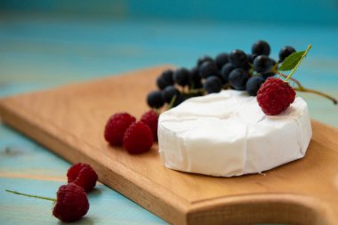 ahududu ve üzüm bir tablo ile camembert peyniri