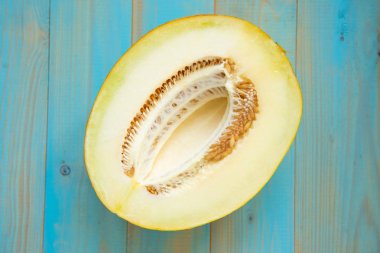 rustik, mavi ahşap arka plan üzerinde yarım olgunlaşmış kavun