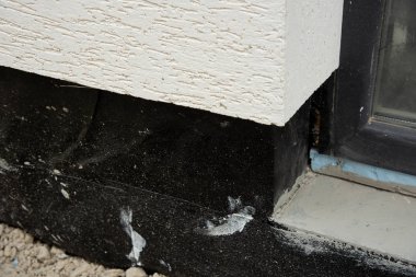 House foundation tar sprey ile su yalıtımı