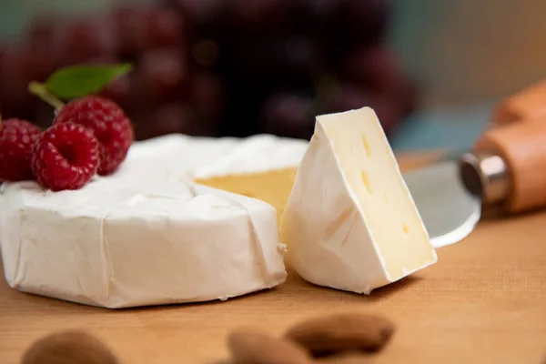Sýr camembert s malinami a hrozny na — Stock fotografie