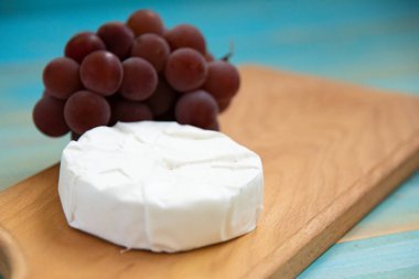 Brie veya camembert, bir çatal ile peynir