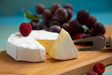 ahududu ve üzüm ile üzerinde camembert peyniri