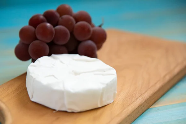 Brie ou camembert de queijo, com garfo — Fotografia de Stock