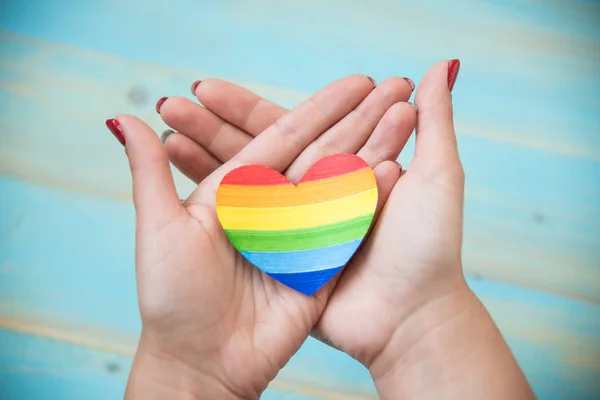 Concepto LGBT corazón arco iris colores — Foto de Stock