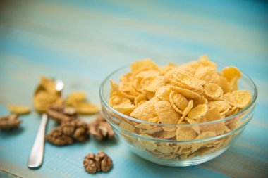 Lezzetli mısır gevreği ceviz witt cam kase