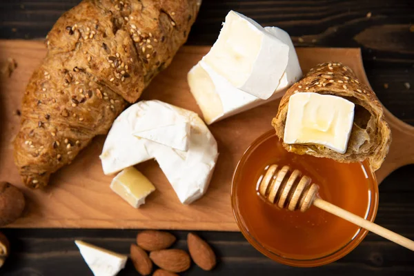 dilim peynir brie veya camembert kruvasan ile