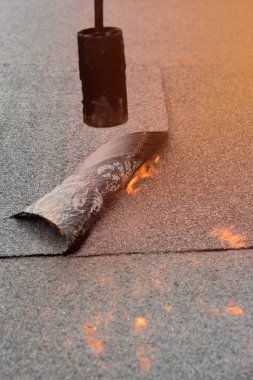 Çatı malzemesi kenarlarını ön Isıtma.