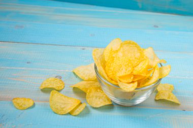 Patates cipsi ile baharatlı bir cam kase