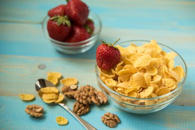 Lezzetli mısır gevreği ceviz witt cam kase