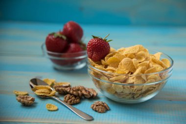 Cevizli cam kase lezzetli mısır gevreği