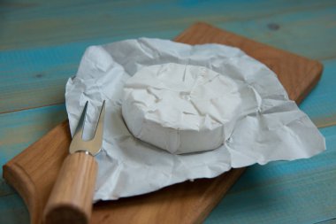 mavi vintage ahşap arka plan üzerinde camembert peyniri