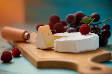 ahududu ve üzüm masada camembert peyniri