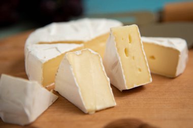 ahududu ve üzüm ile üzerinde camembert peyniri