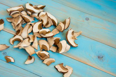 mavi arka plan üzerinde Kurutulmuş mantar