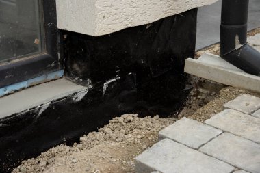 House foundation tar sprey ile su yalıtımı