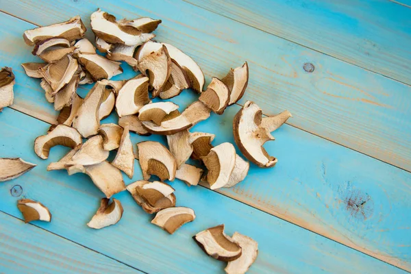 mavi arka plan üzerinde Kurutulmuş mantar