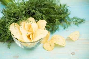 Patates cipsi ile baharatlı bir cam kase