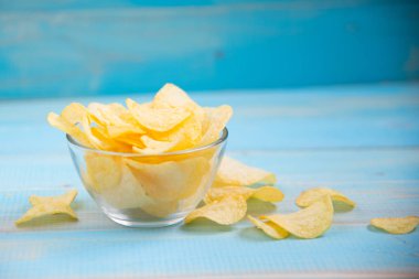 Patates cipsi ile baharatlı bir cam kase