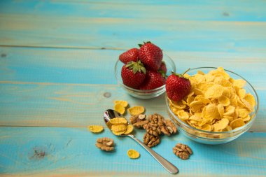 Cevizli cam kase lezzetli mısır gevreği