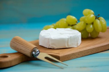 camembert peyniri ve üzüm için bir çatal ile