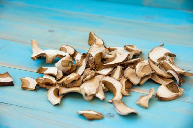 Porcini mantar mavi ahşap zemin üzerine kurutulmuş