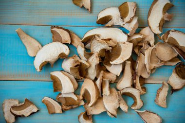 Porcini mantar mavi ahşap zemin üzerine kurutulmuş