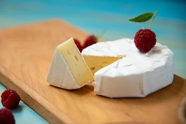 Sýr camembert s vidlicí pro sýr a hroznů — Stock fotografie